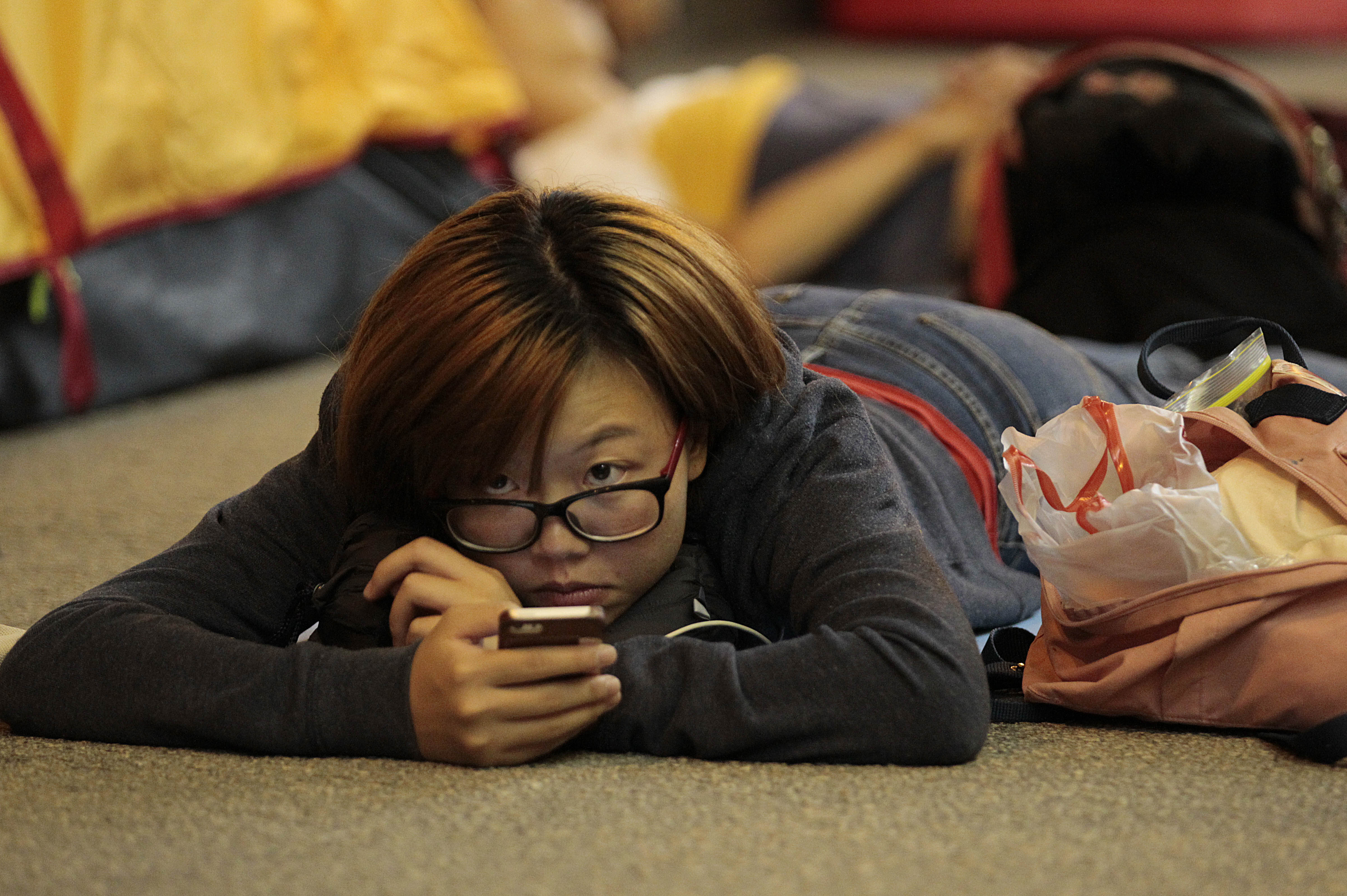 Hong Kong medical students give free advice to phone addicts