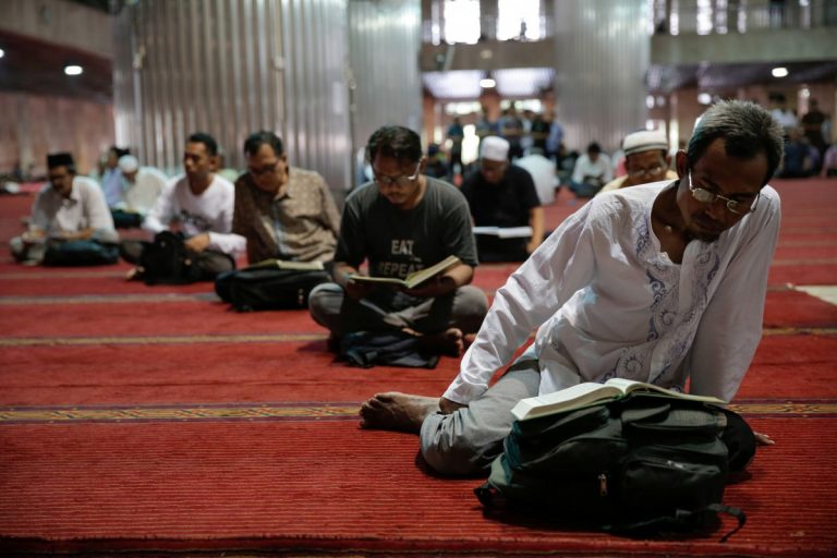 Indonesia: Elderly Muslims brush up on their faith in special Ramadan classes