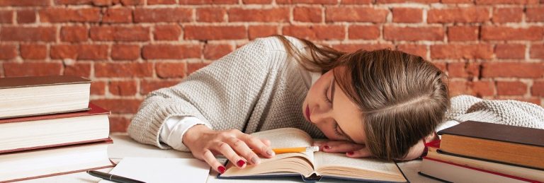 For better grades, sleep at same time every day - study