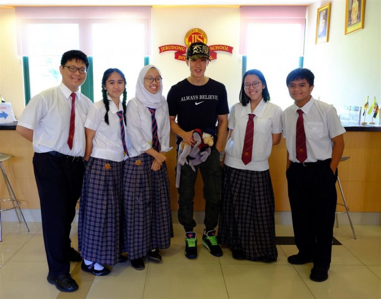 Students receive inspirational talk from star-turned-entrepreneur Wu Chun