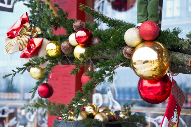 5 easy but awesome ways to bring Christmas 🎄 to your dorm room