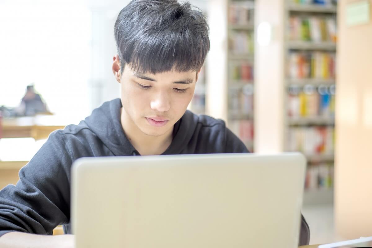 Студенты азиаты. Chinese students. Study Guide. Korean boy with Laptop.