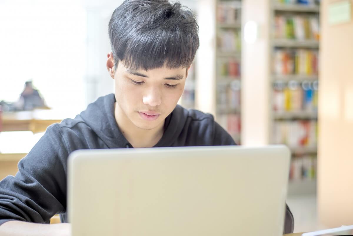 New studying year. Студенты азиаты. Chinese students. Korean boy with Laptop. Teenage boy Library.