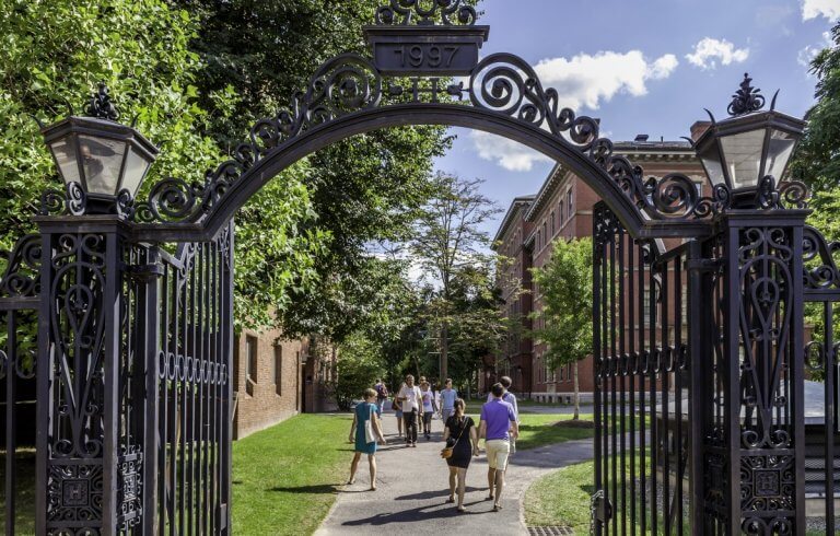 Does Harvard offer scholarships to international students?