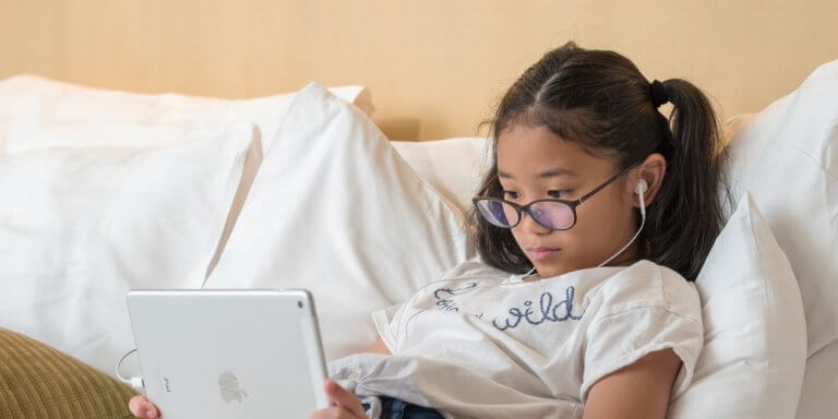 Does replacing textbooks with tablets impact student learning?