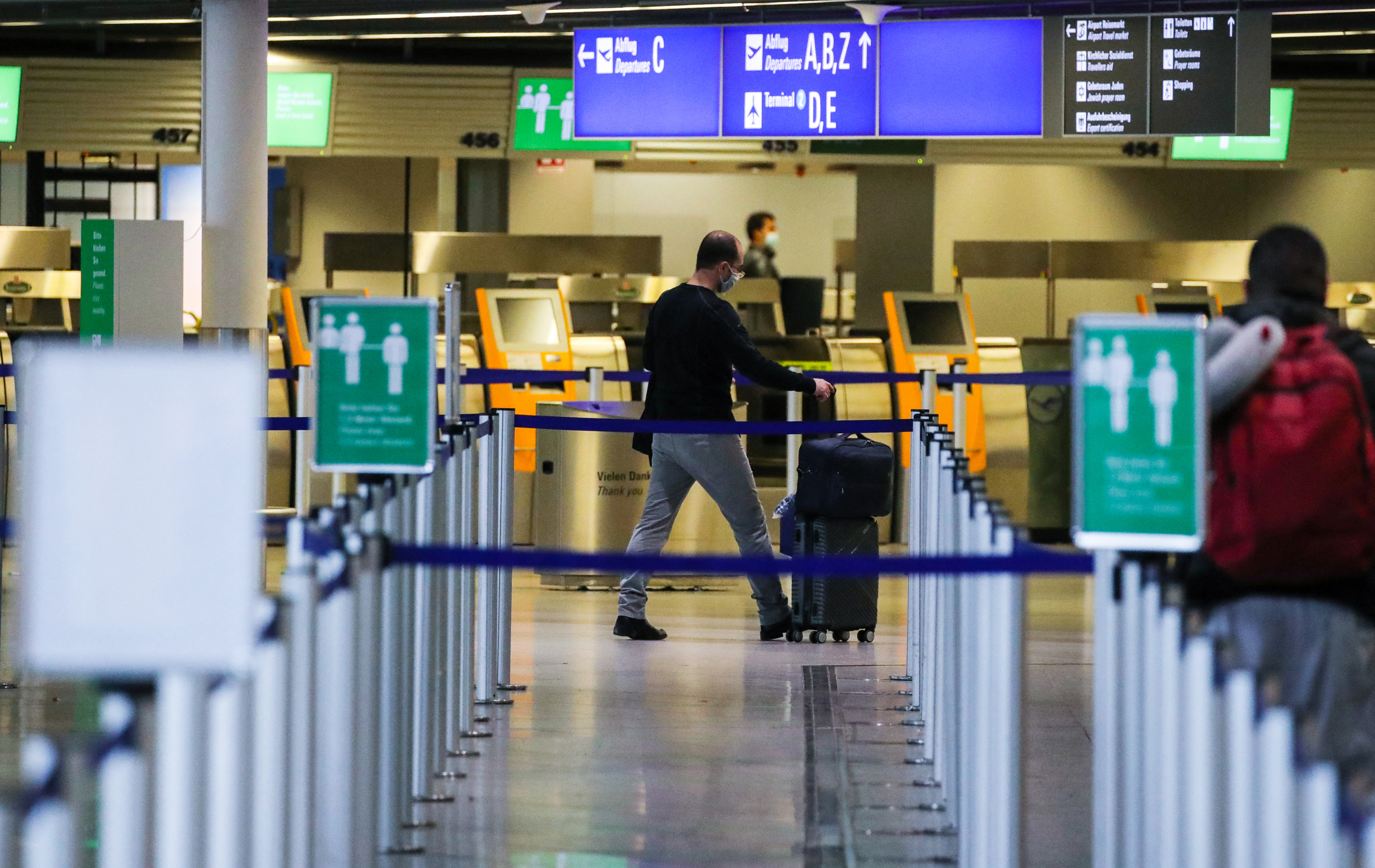 Начинать закрытый. Аэропорт Uzbekistan Airways аэропорт. Самарканд аэропорт 2021. Uzbekistan Airways стойка регистрации. Аэропорт Узбекистана люди.