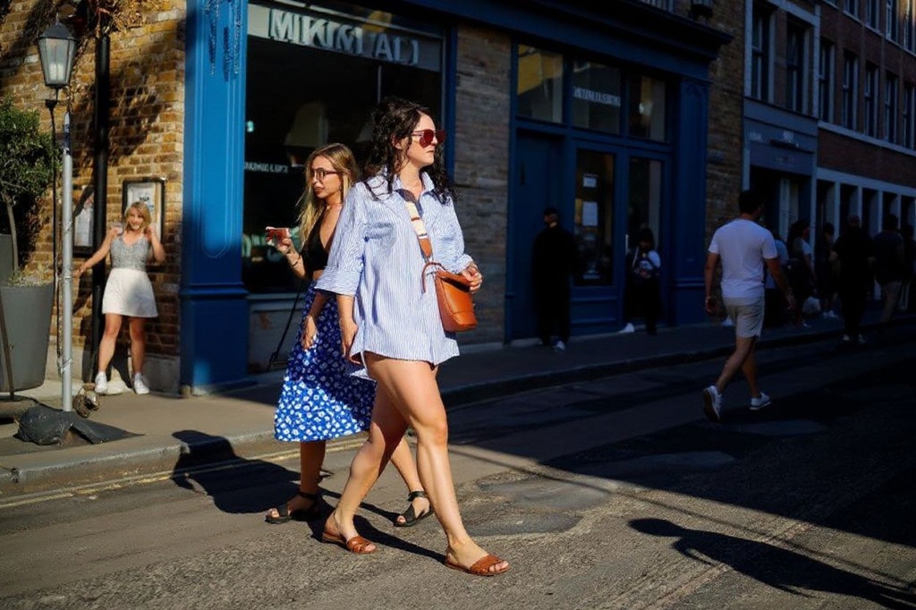 It is illegal to drink in some public spaces in the UK, so do a little research before stepping out with your beer. Source: Tolga Akmen /