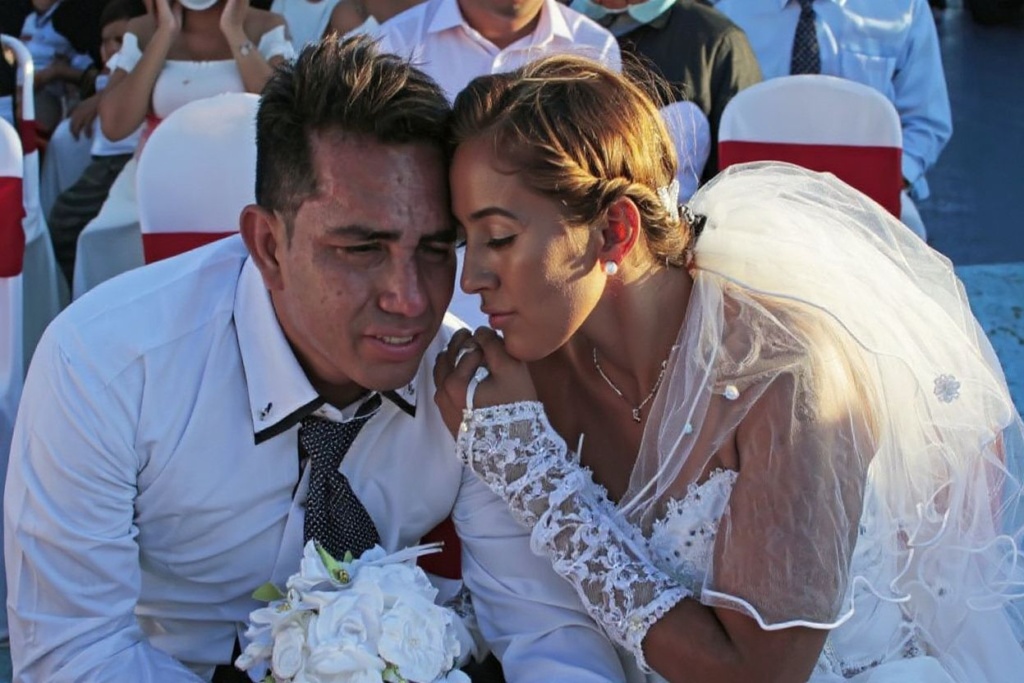 Being separated from your significant other can put a strain on your relationship. Source: Oswaldo Rivas/