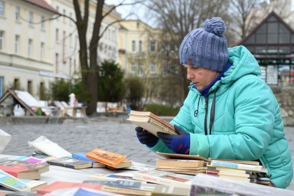 Choosing second-hand books is a great way to save money and the environment. Source: Yuriy Dyachyshyn/