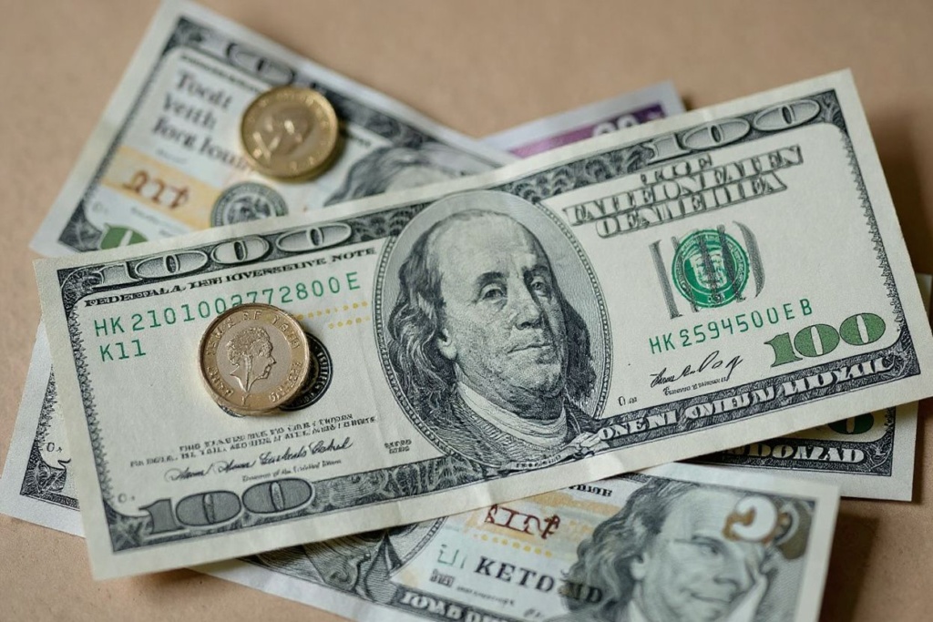 At the time of writing, 1 pound is valued at 1.15 US$. Source: Tolga Akmen/