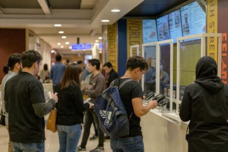 This int'l student was insulted for refusing to give a customer free iced coffee