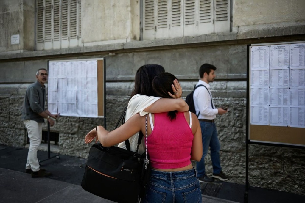 The Erasmus Mundus Association has resources to help you apply, including course contacts, events with national volunteer representatives, and stories from successful applicants. Source: