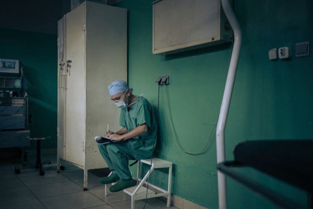 Surgeons face high job burnout levels as they work long hours and are constant on their feet. Source: Alexis Huguet/