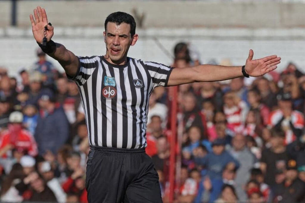 Referees make the list of one of the worst jobs in the world to pursue right now as video technology takes over the job. Source: Alejandro Pagni/