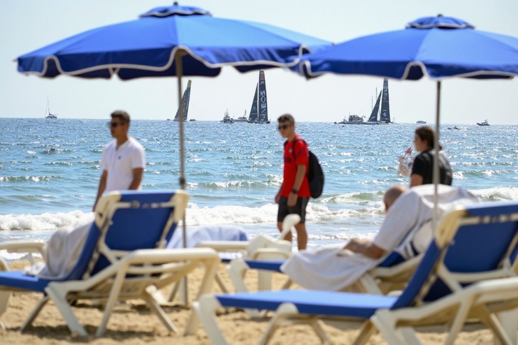 The best jobs that involve travelling will allow you to work from anywhere, even the beach. Source: