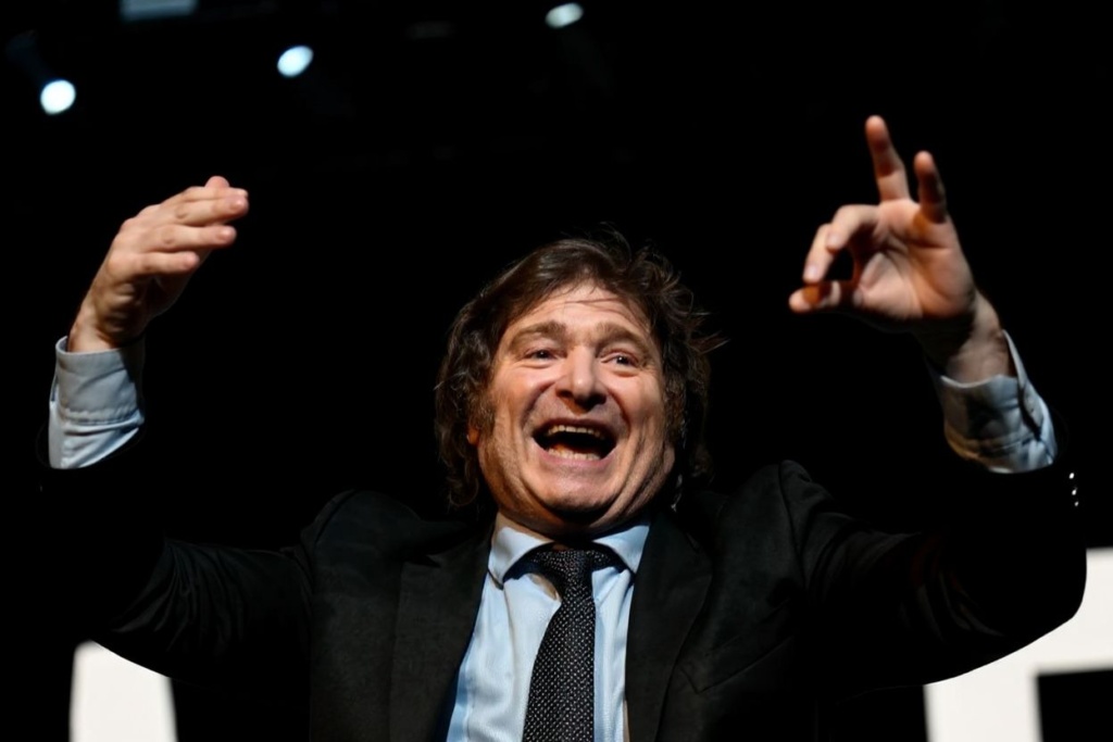 Gestures add a layer of meaning and expression, showing your commitment to getting the message across, and making it easier for your audience to follow along. Source: