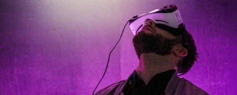 Does Virtual Reality technology help university students learn?