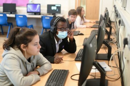 Can friendships from different socioeconomic backgrounds help with academic success?