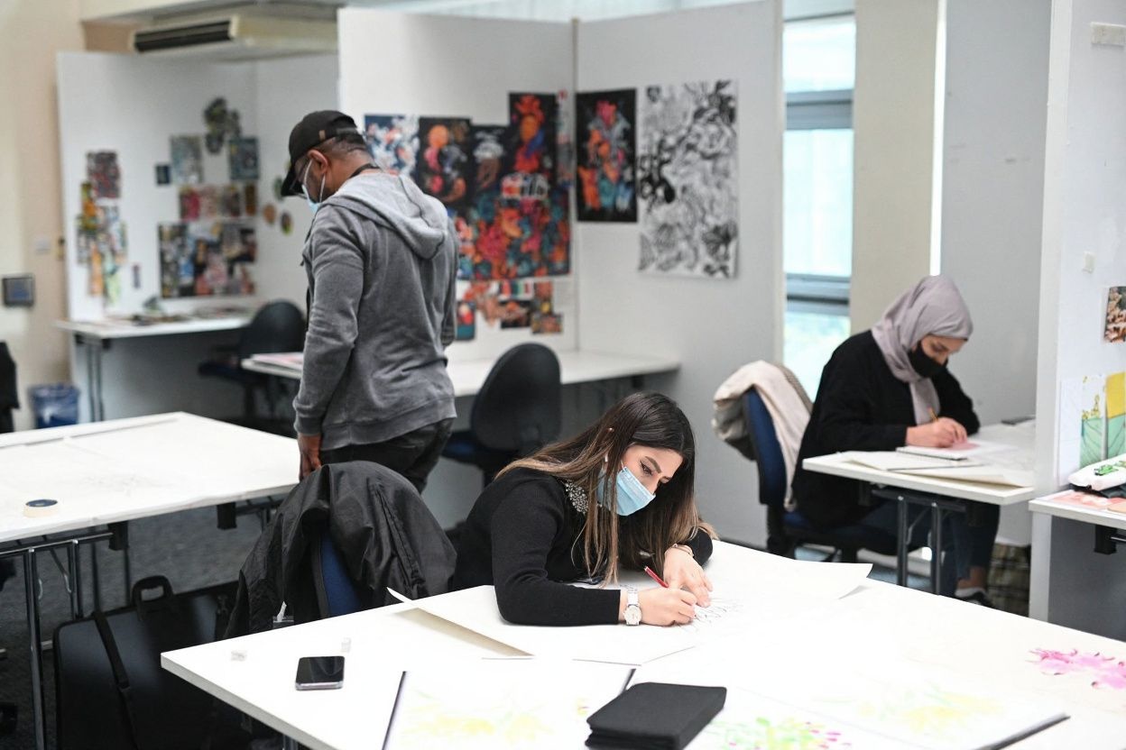 For those who cannot commit to a full-time or freelance job, online side hustles are a great and legal way to earn a side income as an international student. Source: Oli Scarff/