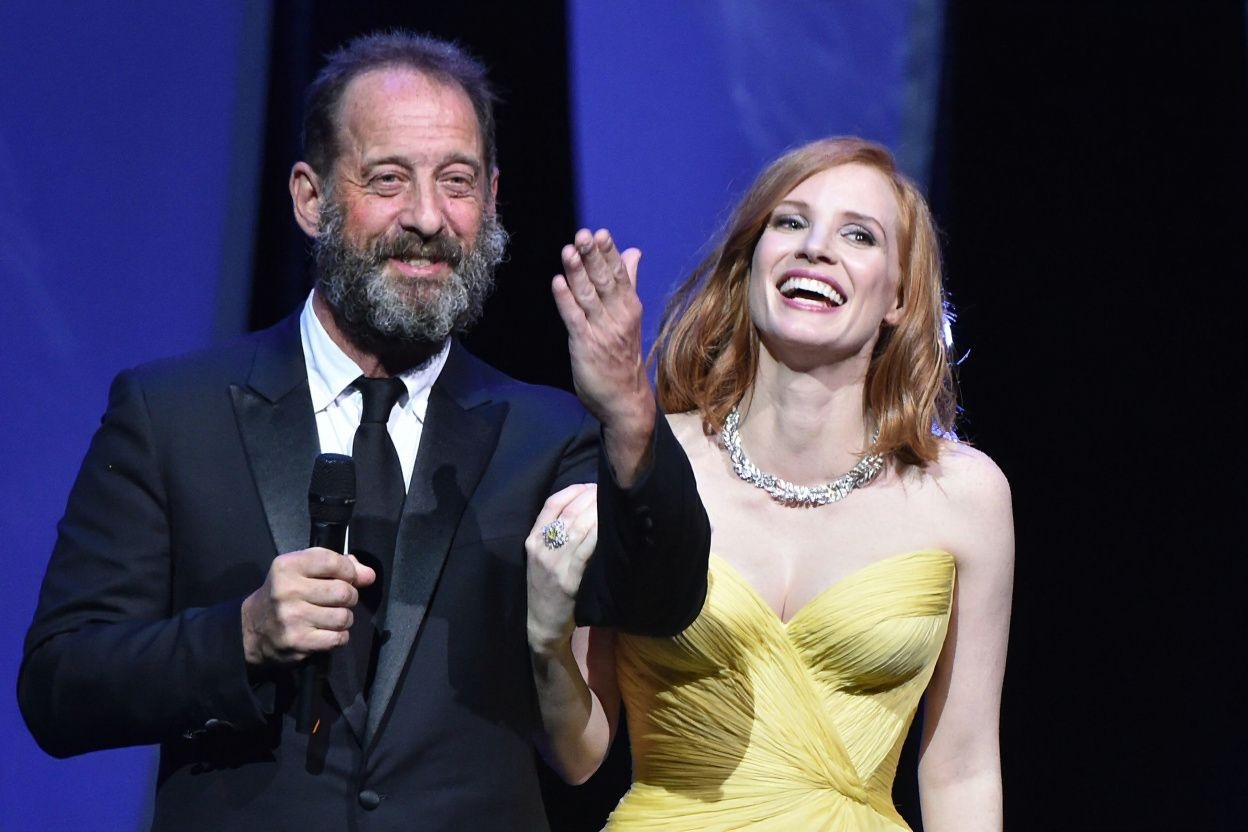 How to speak with confidence? Smile. Source: