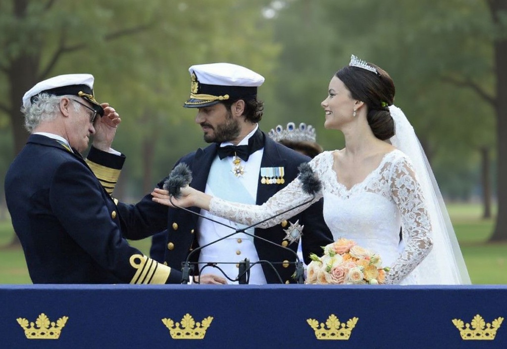 Special occasion speech is one of the 8 types of speech and includes speeches at weddings, graduation and brithday parties. Source: