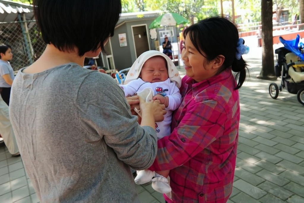 China offers an internship programme that allows you to earn money as you care for children. Source: Frederic J. Brown/