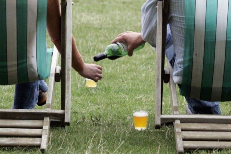 From pint to pie: A comprehensive guide to British pub culture for international students