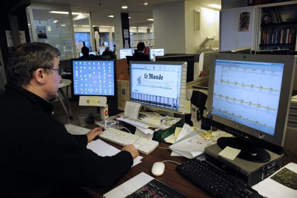 Looking for one of the best remote careers? Choosing a job as a graphic designer. Source: