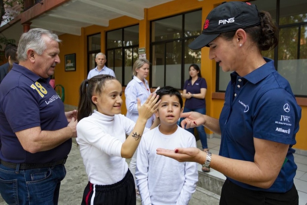 Joining Deaf groups and organisations is one way on how to learn sign language quickly. Source: GETTY IMAGES / GETTY IMAGES NORTH AMERICA / GETTY IMAGES/