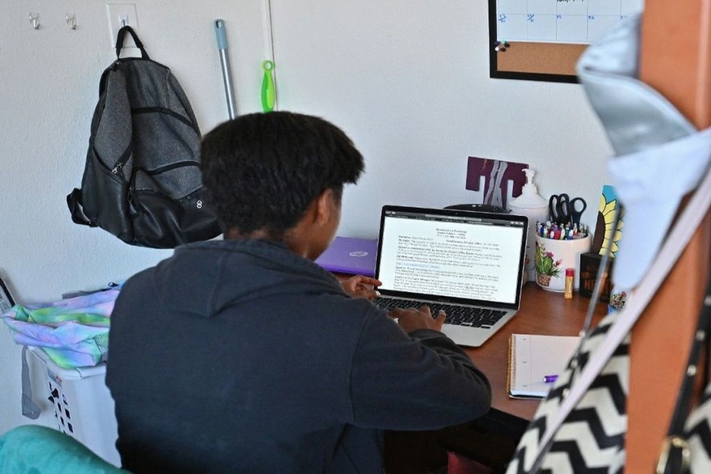 Online MBAs allow you to keep your jobs and earn while you learn. Source: