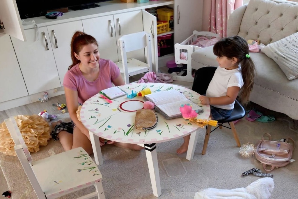 Looking for one of the best part-time job for students? Try baby sitting. Source: