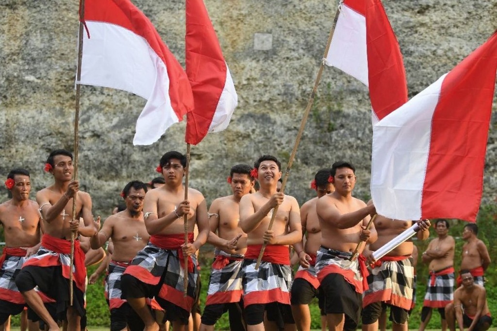Indonesia has more than 700 ethnic and racial groups, of which 90% are Malay and indigenous, 5% Chinese and 5% minority.  Source: