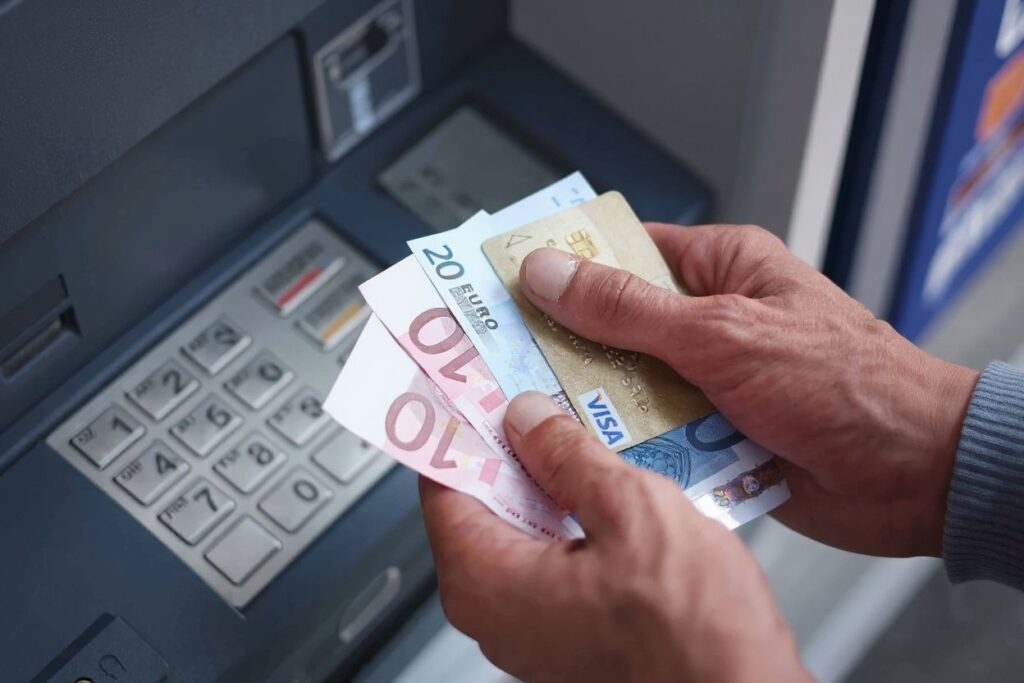 Don’t lose track of where your money is going. Source: JEAN-SEBASTIEN EVRARD /