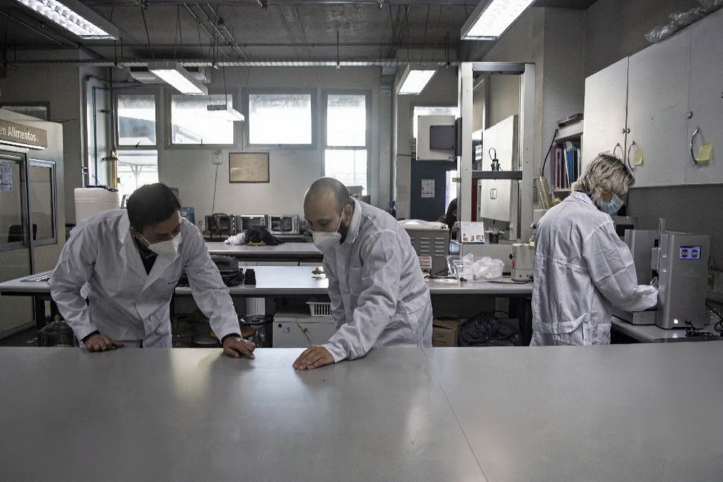 There are many ways to gain experiential learning opportunities that’ll build up a strong resume when you enter your career after graduation. Source: