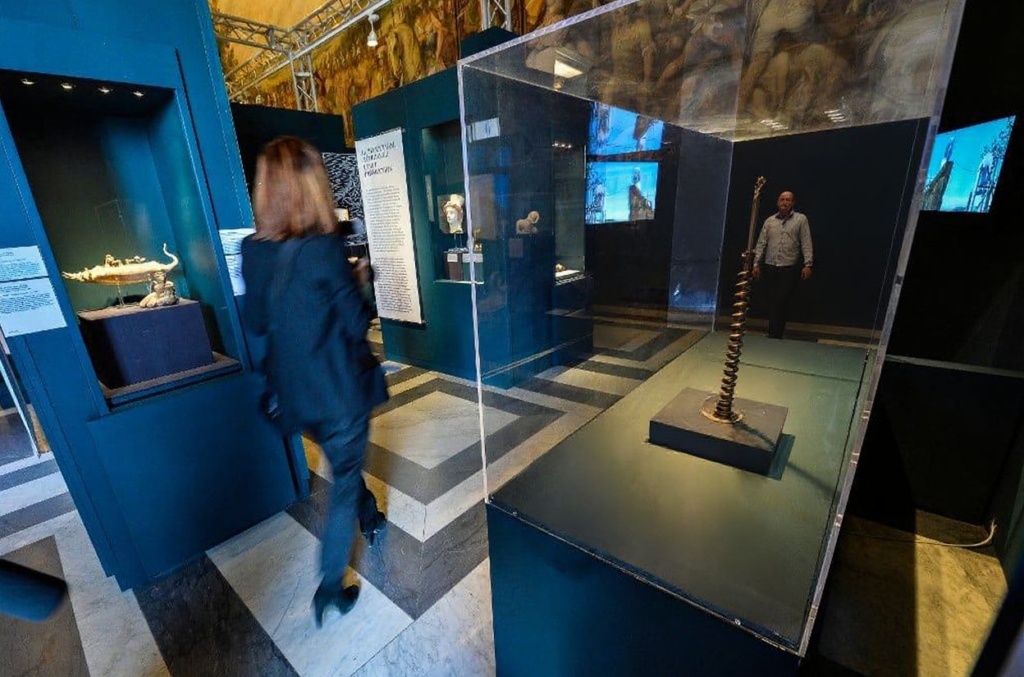 A visitor walks past a reproduction of Greek scientist Archimedes’ “endless screw” during the “Archimedes: art and science of the inventor” exhibition. Source: Andreas Solaro/