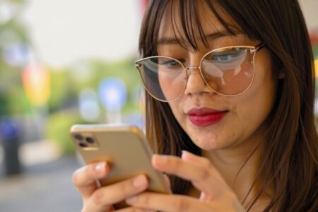 8 best apps for budgeting that help international students save more