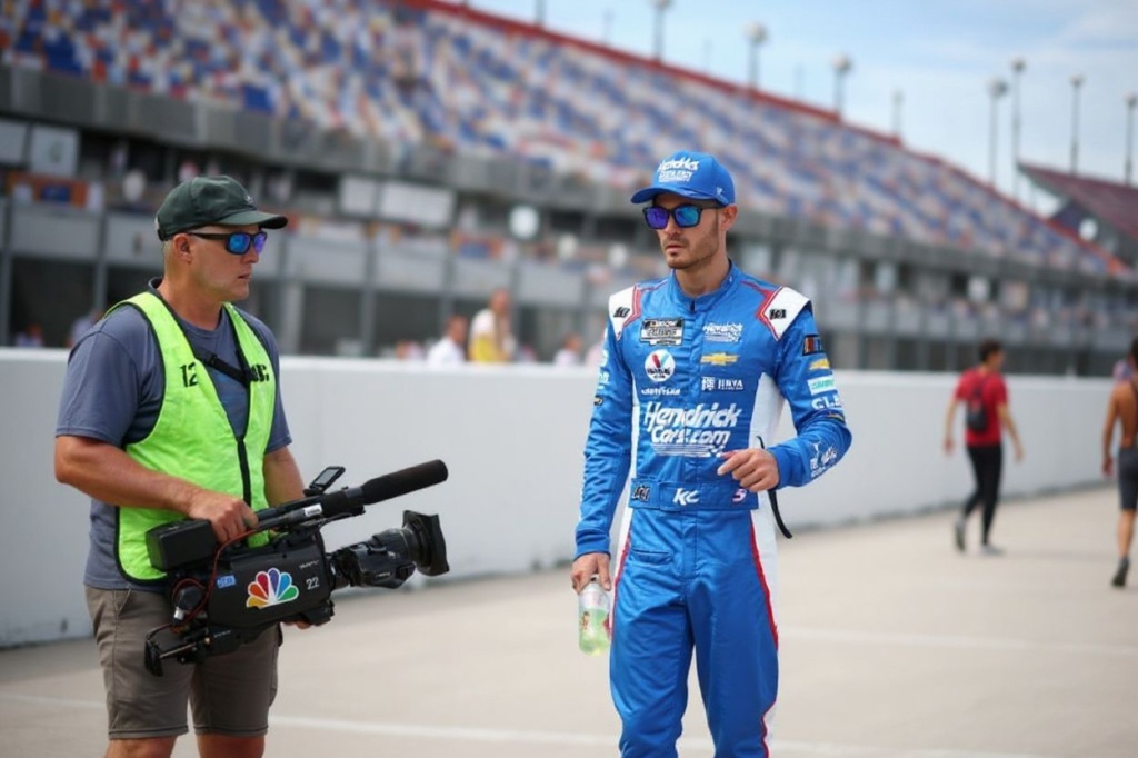 You get to travel to interesting events and capture unique images in various countries as a photographer. Source: