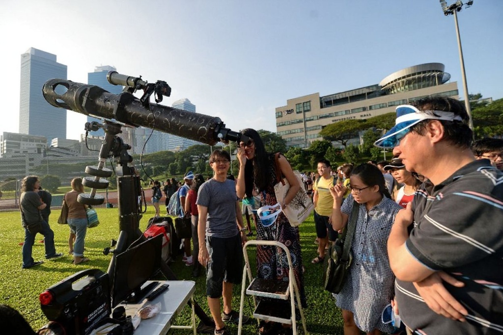Access to pioneering industries in Singapore lead to experiential learning opportunities and hands-on research. Source: