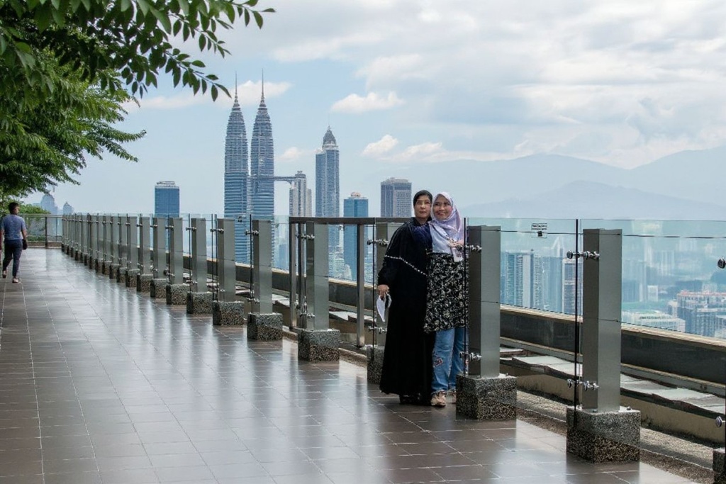 The Malaysian Graduate Pass allows you to bring a dependent along. Source: