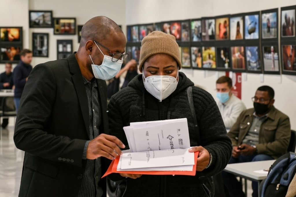 Fresh graduates today are struggling to find decent jobs. Source: