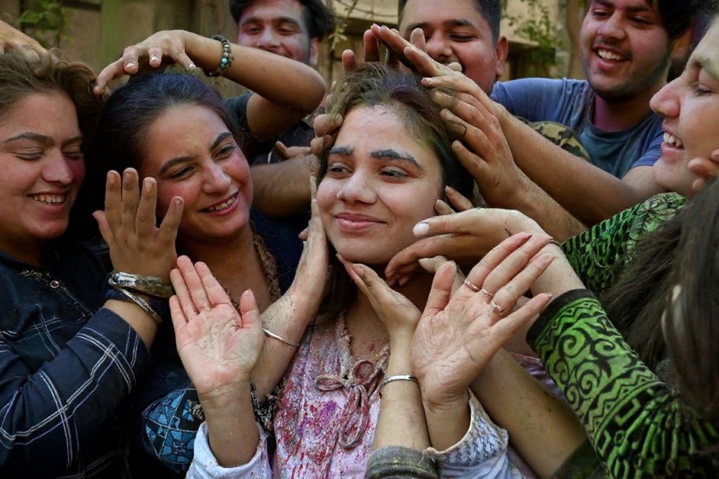 Hot take: Your extracurriculars should be a mix of “this makes me happy” and “future me will thank me.” Source: