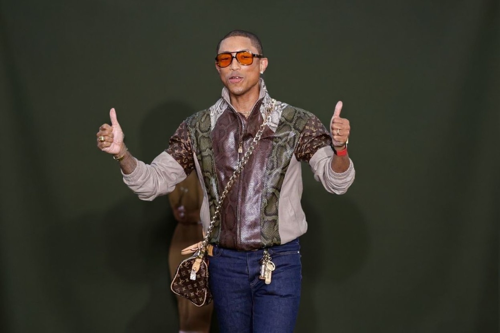 The creative director is the highest position you can reach in the industry, making it the fashion job that pays well. Source: