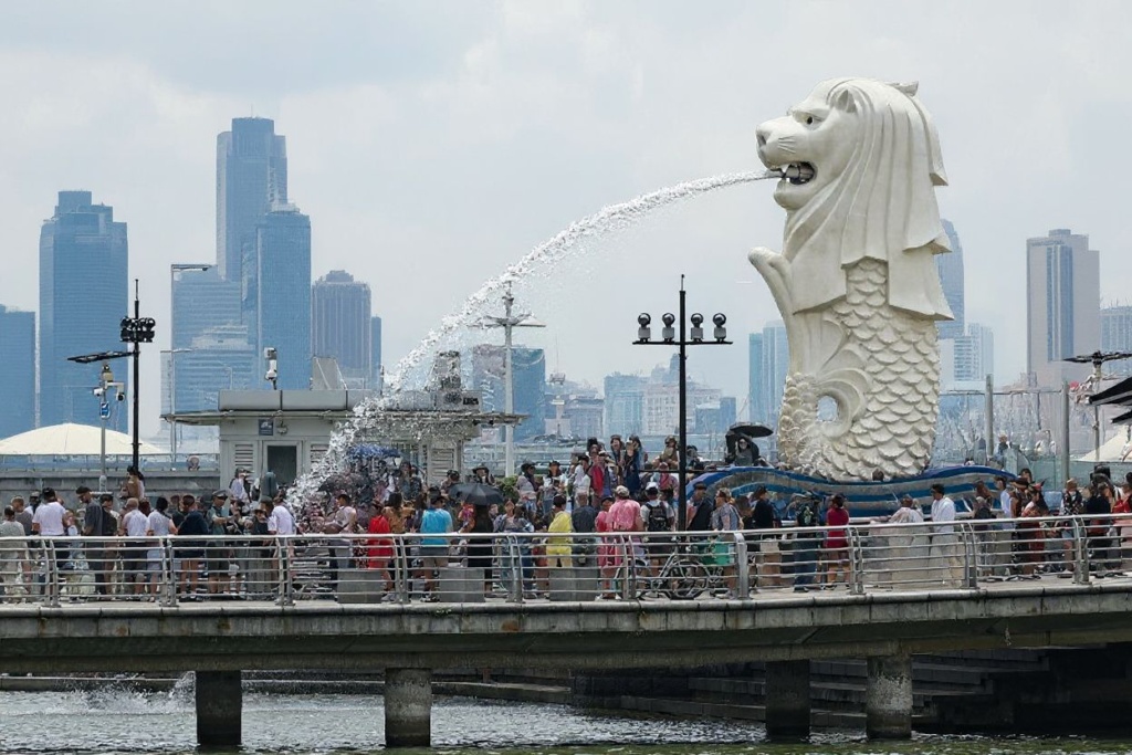 Singapore is so popular for travel, ’cause got diverse culture, attractions like Marina Bay Sands, plus food confirm shiok — hawker centre is cheap and good! Source: