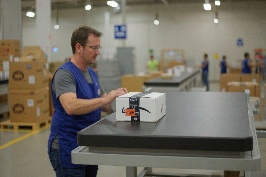 APPLING, GA – OCTOBER 27: A package moves through scanner at the Amazon AGS5 sort facility on October 27, 2022 in Appling, Georgia. Amazon, the leading United States retail e-commerce company is preparing for the busy winter holiday season and plans to hire 150,000 full-time, seasonal and part-time workers to fulfill orders.   Sean Rayford/Getty Images/ (Photo by Sean Rayford / GETTY IMAGES NORTH AMERICA / Getty Images via )