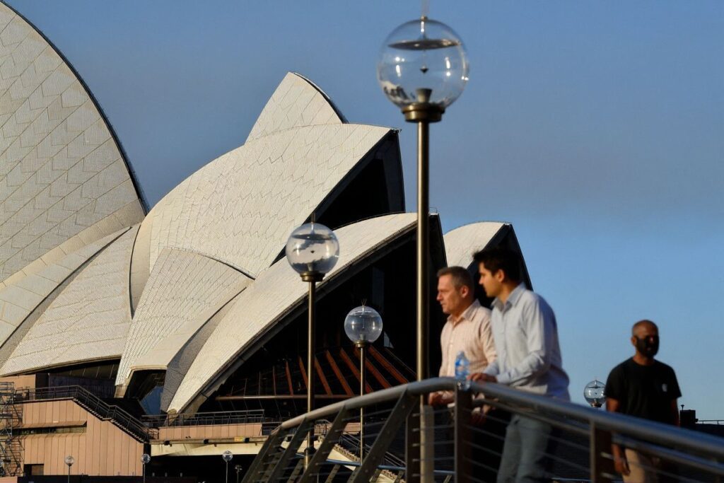 Despite having more experience and educational qualifications, a report by Grattan Institute reveals that migrants are earning less than their domestic graduates, compared to a decade ago. Source: Saeed Khan/