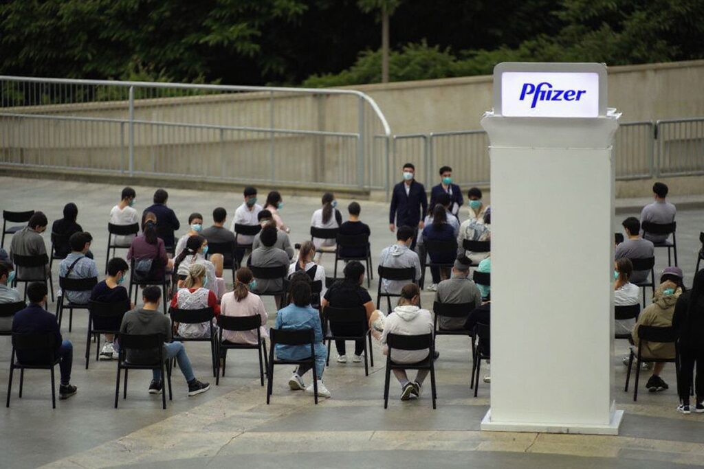 Students wait for their turn to receive their first dose of the Pfizer Covid-19 vaccine in Sydney on August 9, 2021. Source: Dean Lewins/Pool/