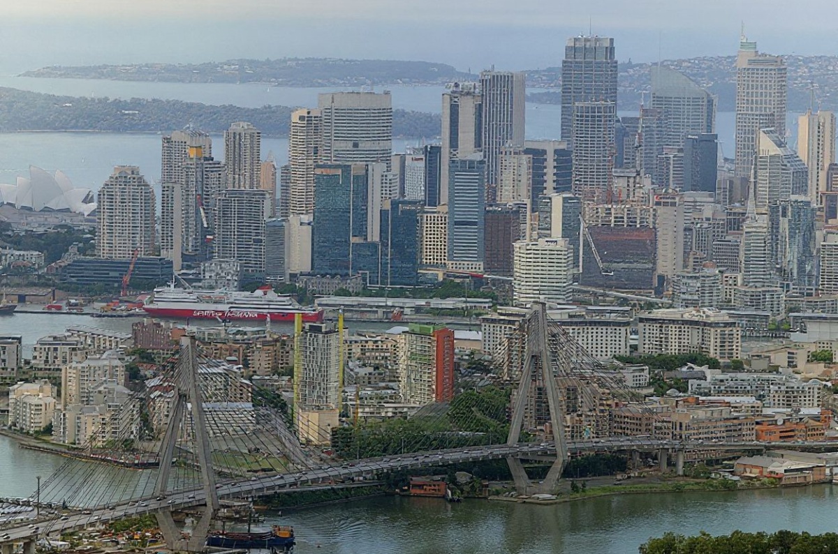 Australian universities hope rollout delays of COVID-19 vaccines will not further restrict intakes. Source: Torsten Blackwood/