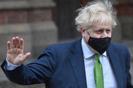 UK to lift COVID test requirements for vaccinated travellers, students from Feb. 11