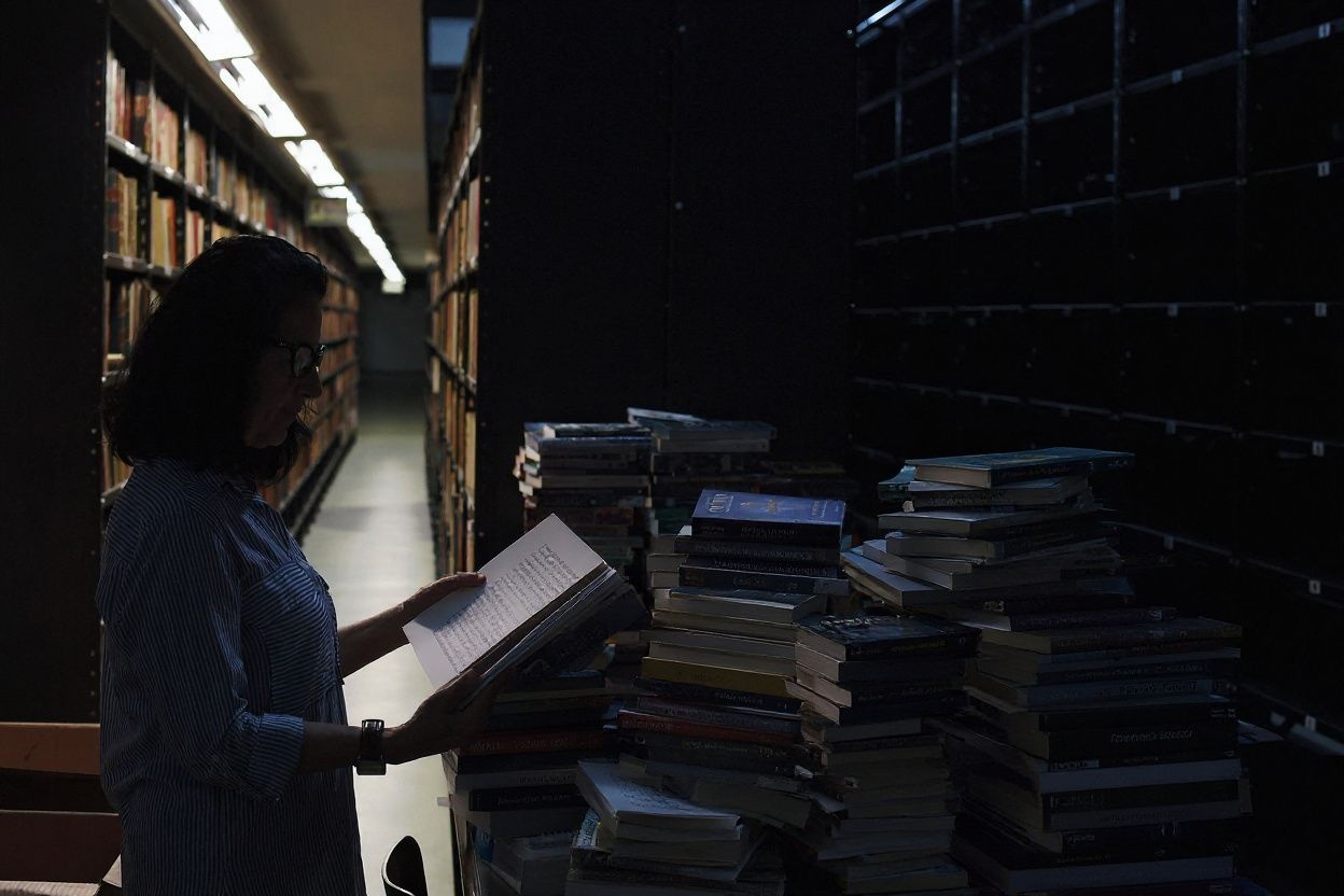 You can download many textbooks online under an open license — which guarantees that they’re ethically distributed. Source: Carl de Souza/