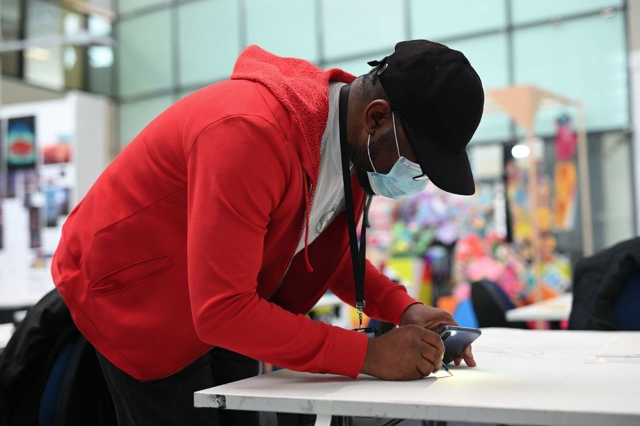 Canadian-taught graduates have the opportunity to use their study years to acquire skills and knowledge specific to the Canadian workforce, putting them at an advantage above other new immigrants. Source: Oli Scarff/